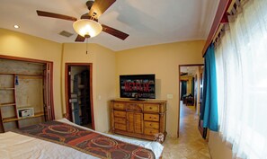 3 makuuhuonetta, tallelokero huoneessa, työpöytä, silitysrauta/-lauta