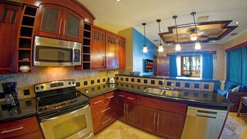 Kylskåp, mikrovågsugn, ugn och spishäll