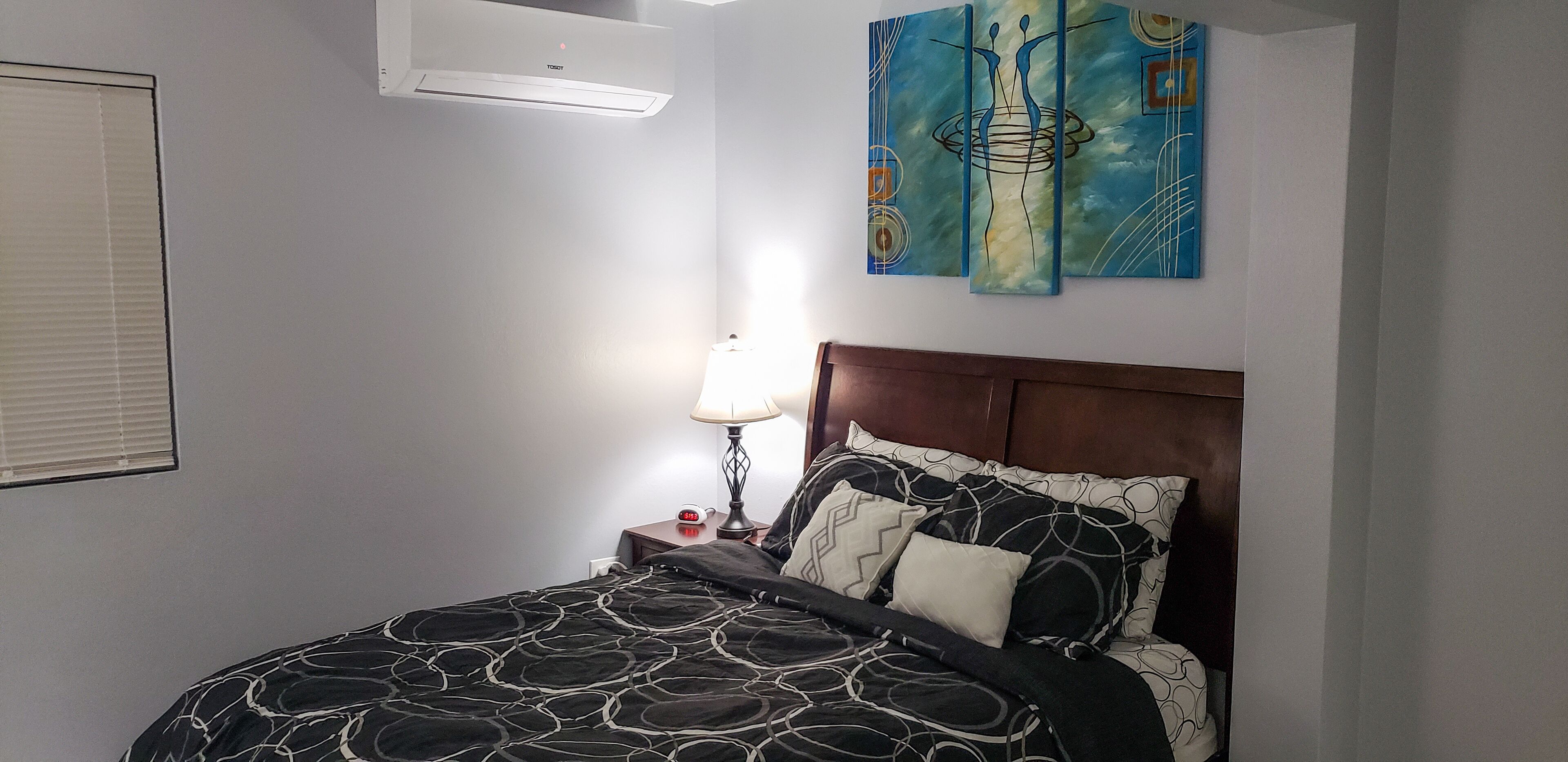 2 dormitorios, caja fuerte, escritorio y tabla de planchar con plancha