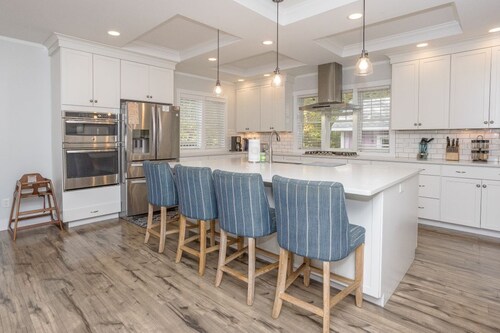 Beachwalk - 7 bedrooms near the beach. Hot tub & golf cart. Great family house