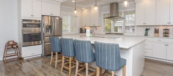 Beachwalk - 7 bedrooms near the beach. Hot tub & golf cart. Great family house