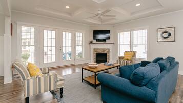 Älytelevisio, takka, videopelejä, DVD-soitin