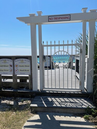 Sandcastle - Largest Heated Pool, Walk to Private Beach, GolfCart, Pet Friendly