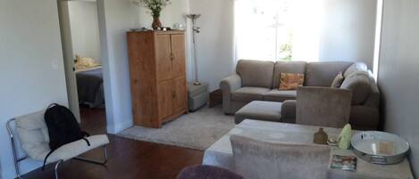 Télévision, lecteur de DVD, livres, chaßne hi-fi