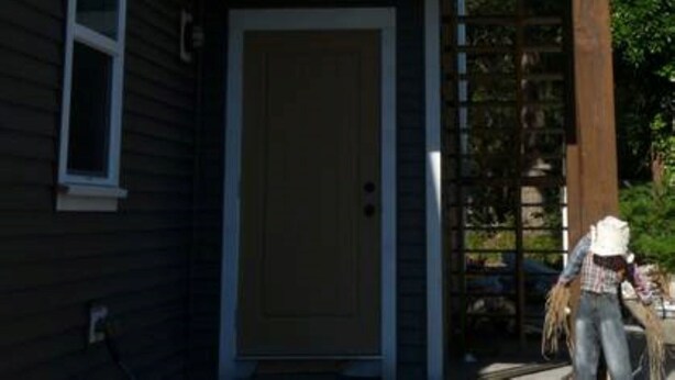A two-story house with a balcony, a door, and a window. - Potters View Guesthouse, Parksville (Parksville)