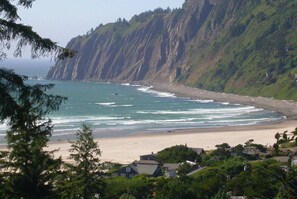Beach nearby, sun loungers, beach towels