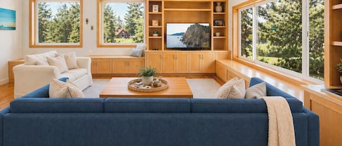 Family Favorite! Treehouse,Huge Yard,Firepit & EV Charger.Walk to town & beach