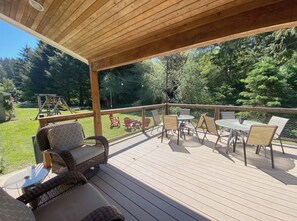 Outdoor dining - Charming & Beautiful. Perfect for families. Huge Yard with Tree House +++++ (Nehalem)