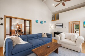 Smart TV, DVD player, books, video library - Charming & Beautiful. Perfect for families. Huge Yard with Tree House +++++ (Nehalem)