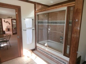 Combined shower/tub, hair dryer, towels