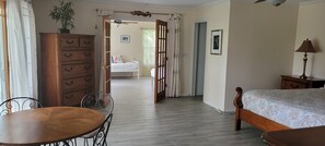 6 camere, una scrivania, ferro/asse da stiro, Wi-Fi gratuito