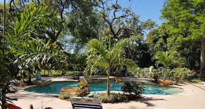 6 Bedrooms - Waterfront,pool, dock, great for families. Big yard, lots of room.