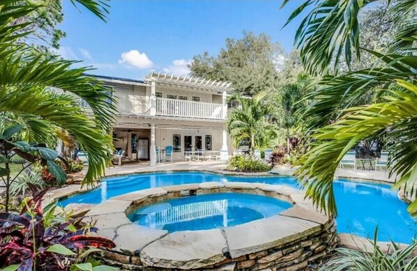 Een buitenzwembad en een verwarmd zwembad