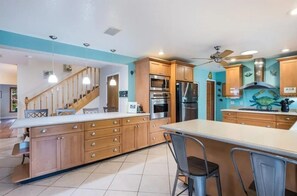 Geladeira, micro-ondas, fogão, cooktop
