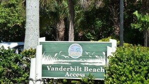 Vanderbilt Beach -rantareitin opaste, jossa on logo ja teksti.