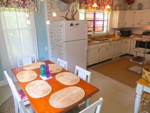Dining - Inlet Breeze - Quaint Vacation Rental House (Tybee Island)