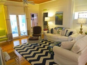Smart TV, fireplace, DVD player - Inlet Breeze - Quaint Vacation Rental House (Tybee Island)