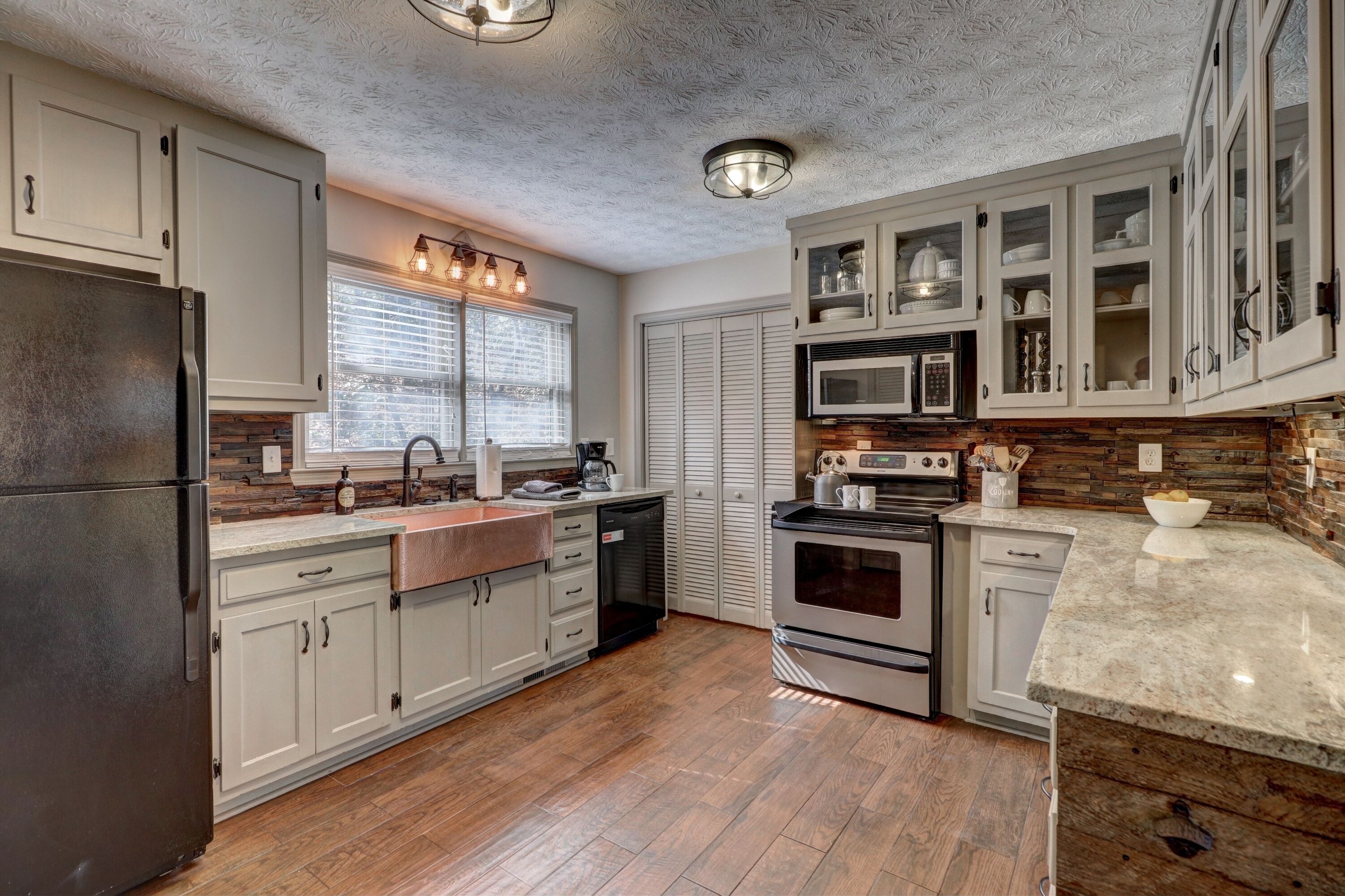 Beautiful@Big Canoe. Pool, Lake, Golf, Tennis, Boat Rentals. Pets OK. Sleeps 13+