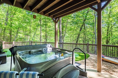 Hot Tub&Putting @ N GA Mtns! Pool,Lake,Golf,Tennis,Boat Rentals.Pets! Sleeps 13+
