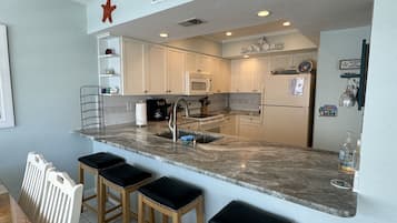 Een koelkast, een magnetron, een oven, een kookplaat