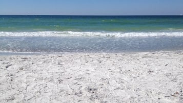 Aan het strand, ligstoelen aan het strand, strandlakens
