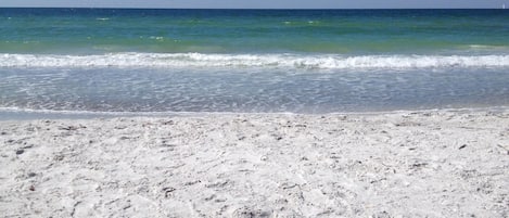 Plage, chaises longues, serviettes de plage