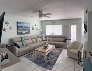 Una Smart TV, videojuegos, un reproductor de DVD, libros