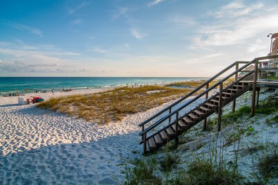 Gorgeous Townhome Only One Block From The Beach And 45min To Orlando Attractions