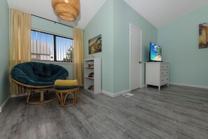 Smart TV, lettore DVD, libri, videoteca