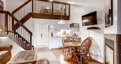 Loft Condo B207 tiene dos niveles con un espacio abierto (no hay habitaciones)