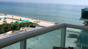 Un balcone con vista sulla spiaggia e sull'oceano.