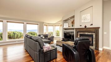 Smart TV, lareira, DVD player, pebolim