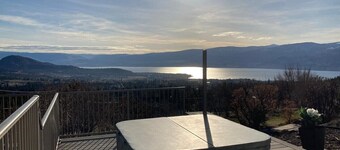 10 Acre Luxury Rosehill Estate: 8 + Lits / Piscine / Sauna / Hottub / Lakeview