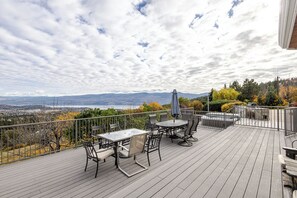 Outdoor dining - 10 Acre Luxury Rosehill Estate:Heated Indoor Pool/Sauna/Hottub/Lakeview (West Kelowna)