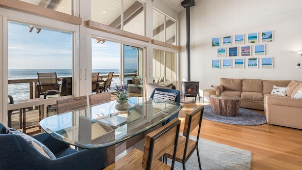 TV, fireplace, DVD player, books - Absolute ocean/beach front - La Selva Beach- gated (La Selva Beach)