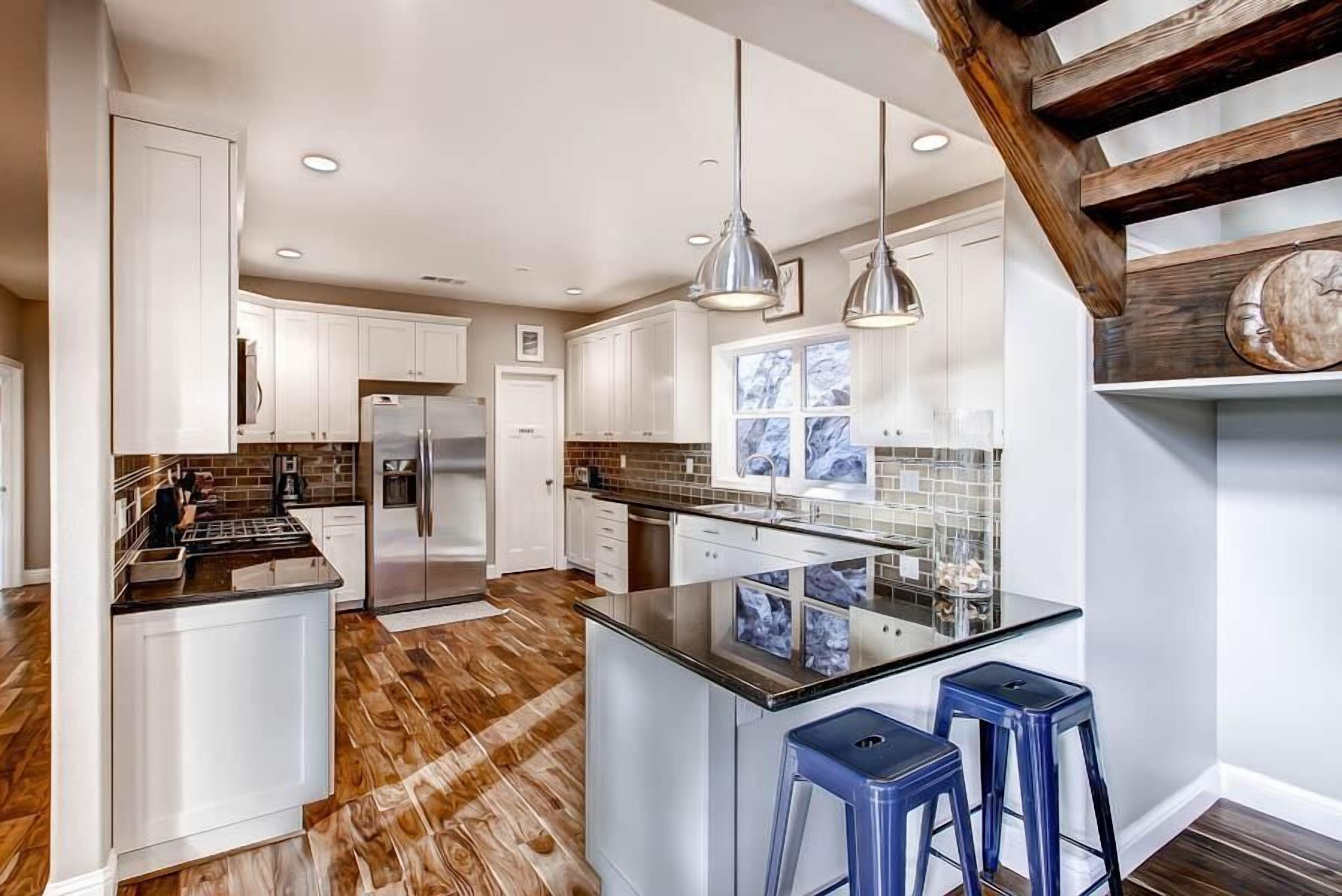 Jääkaappi, mikroaaltouuni, uuni, liesi