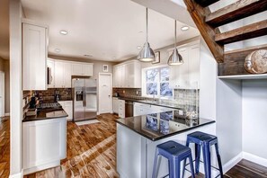 Réfrigérateur, micro-ondes, four, plaque de cuisson