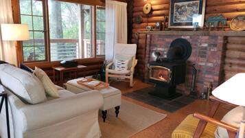 Kamin, Bücher, Musikbibliothek, Stereoanlage