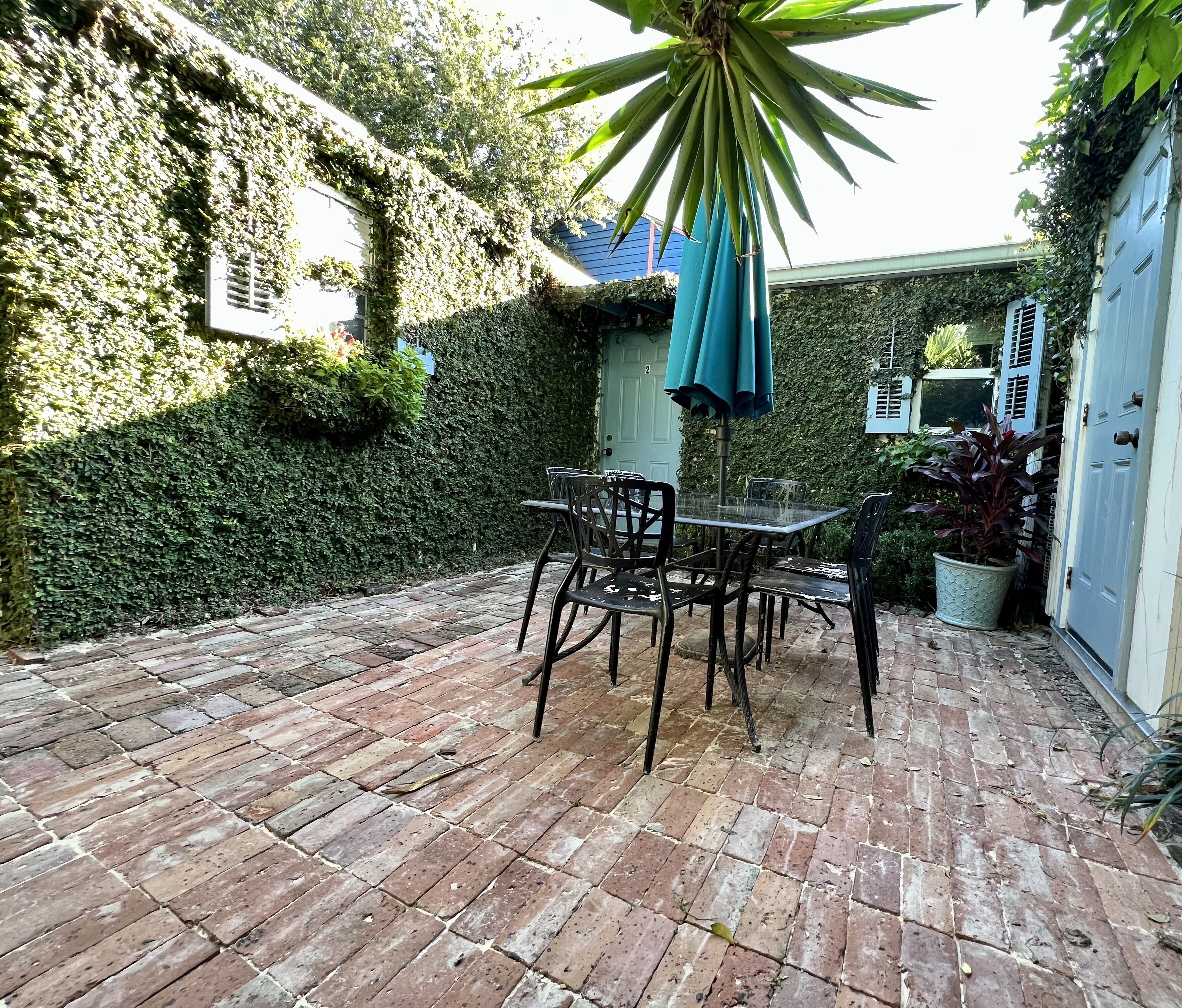 1 Bedroom Super Clean Courtyard Upper garden Magazine Art District Hot Tub