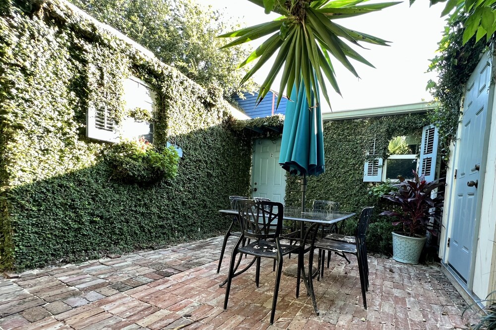 1 Bedroom Super Clean Courtyard Upper garden Magazine Art District Hot Tub