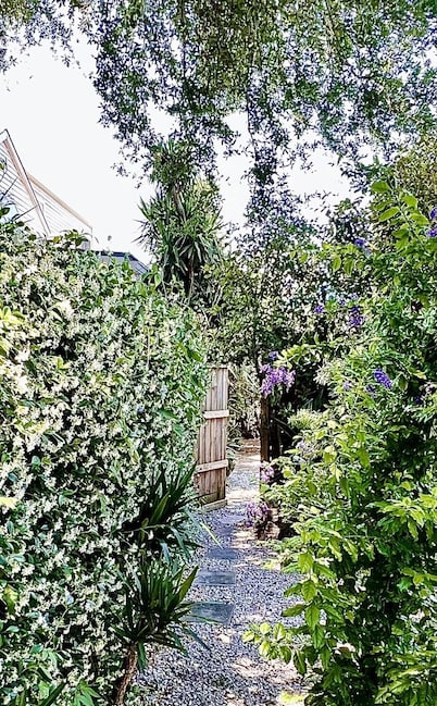 1 Bedroom Apartment with Courtyard Upper garden Magazine Art District