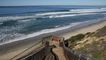 Beach nearby, sun loungers, beach towels
