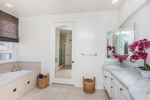 Duschwanne, Haartrockner, Bidet, Handtücher