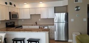 Refrigerador, microondas, horno, placa de cocina