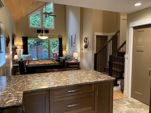 Pet Friendly 2 bedroom plus loft, in Parksville's beautiful resort area