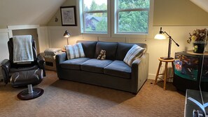 Smart TV, fireplace, DVD player, stereo