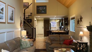 Smart-TV, Kamin, Bücher, Stereoanlage