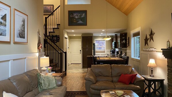 Smart TV, fireplace, books, stereo