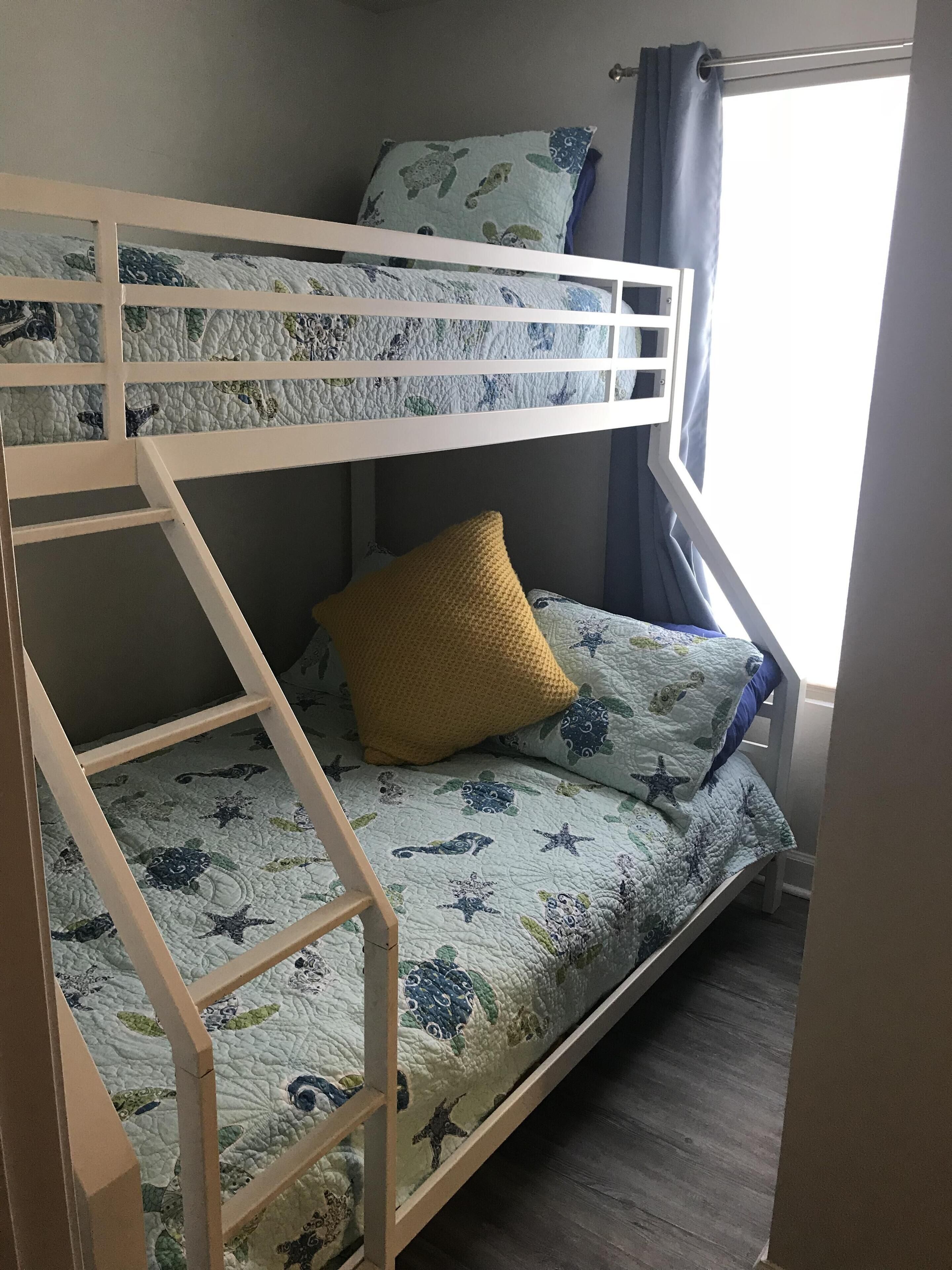 Snow Bird Special, Beach front and reserved parking spot come be our guest.