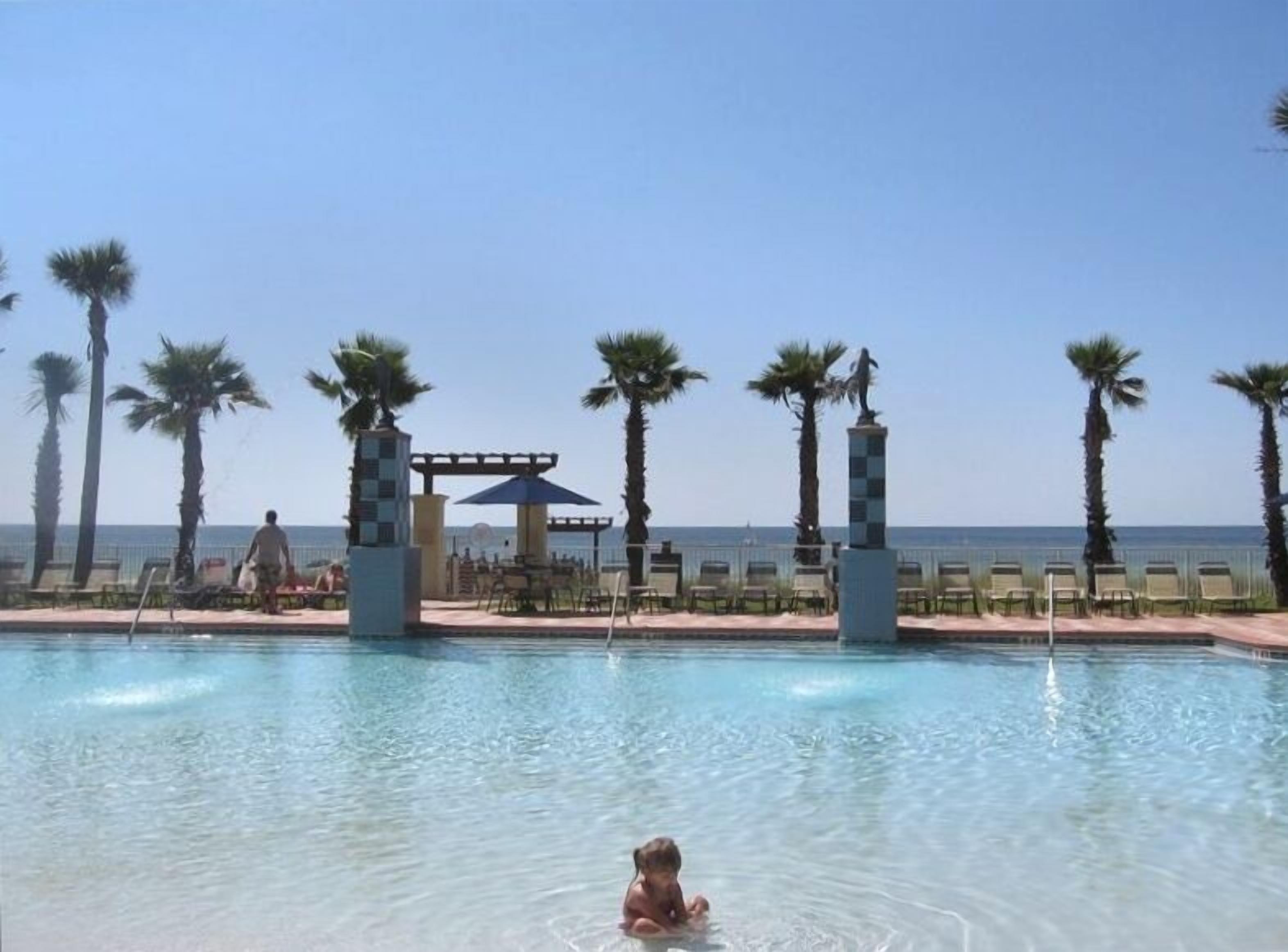 Snow Bird Special, Beach front and reserved parking spot come be our guest.